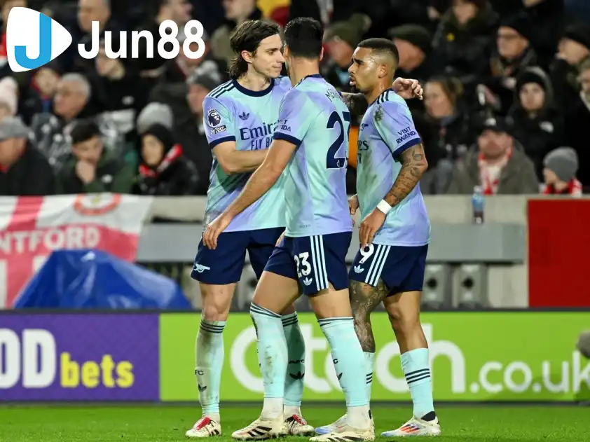 Trận derby London giữa Arsenal và Brentford (Ảnh: Eurosport)